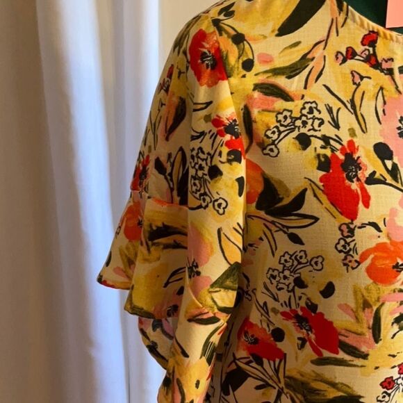 NWOT ELLEN TRACY top with ruffled short sleeves in size medium - Picture 4 of 11